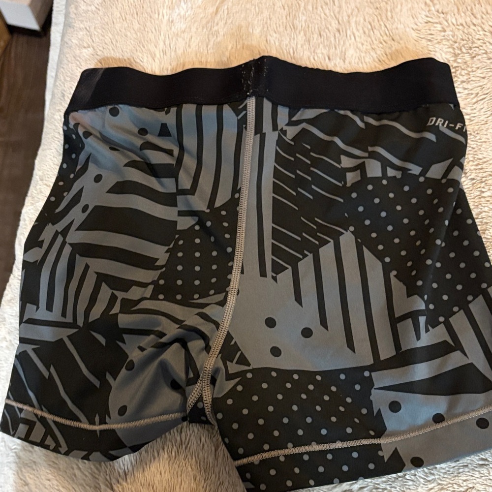 Nike Pro Black and Gray Graphic Shorts - Picture 3 of 3